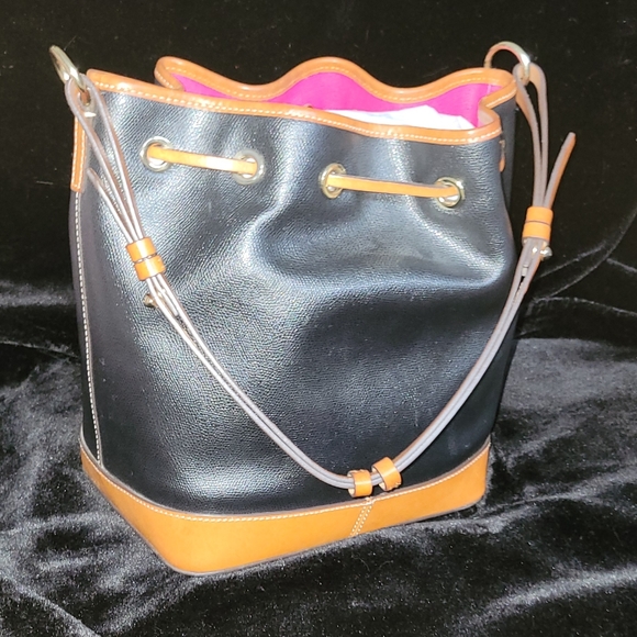 Dooney & Burke black and tan bucket bag - Picture 2 of 4